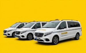 Taxi Rainer Mercedes Flotte mit gelbe Hintergrund